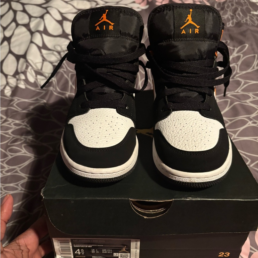 Jordan Retro 1 Mids